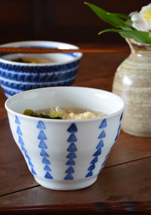 砥部焼・陶房遊　さんかく紋の多用碗にうどんを