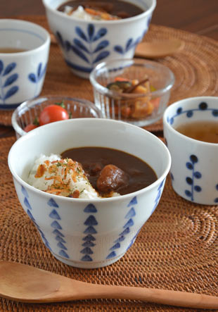 砥部焼　さんかく紋の多用碗にカレーを