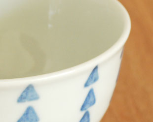 砥部焼・陶房遊　さんかく紋の多用碗の縁