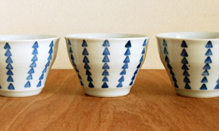 砥部焼・陶房遊　さんかく紋の多用碗を並べて