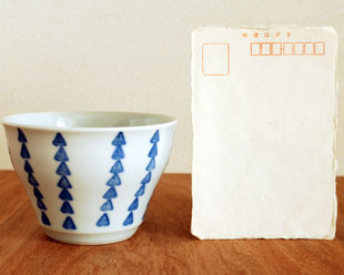 砥部焼・陶房遊　さんかく紋の多用碗をはがきと比較して