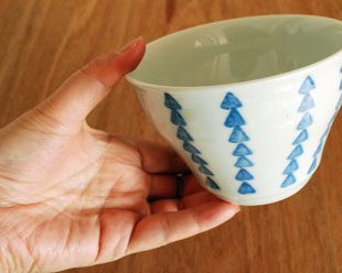 砥部焼・陶房遊　さんかく紋の多用碗を手に持って