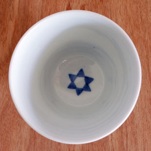 砥部焼・陶房遊　さんかく紋の多用碗を上から見て