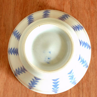 砥部焼・陶房遊　さんかく紋の多用碗の底面