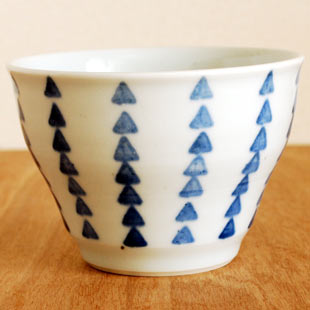 砥部焼・陶房遊　さんかく紋の多用碗を横から見て