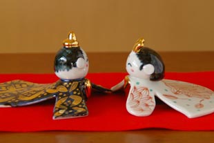 砥部焼・陶房遊の雛人形(大)を横から見て