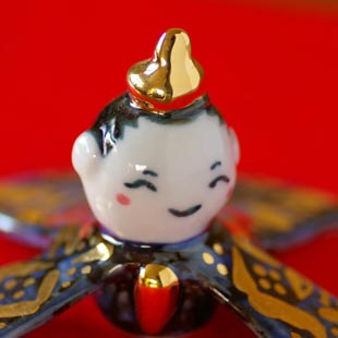 砥部焼・陶房遊の雛人形(小)　お内裏様の表情