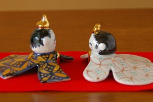 砥部焼・陶房遊の雛人形　お雛様(小)を横からみたところ