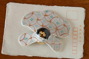 砥部焼・陶房遊の雛人形(小)　お雛様をはがきと比較して