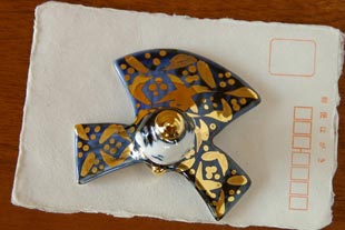 砥部焼・陶房遊の雛人形(小)　お内裏様をはがきと比較して