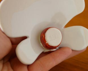 砥部焼・陶房遊の雛人形(小)の裏側