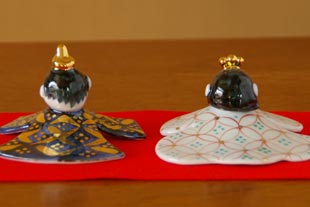 砥部焼・陶房遊の雛人形　お雛様(小)を後ろからみたところ