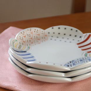 砥部焼・陶房遊　彩り紋の花皿（6寸）を重ねて