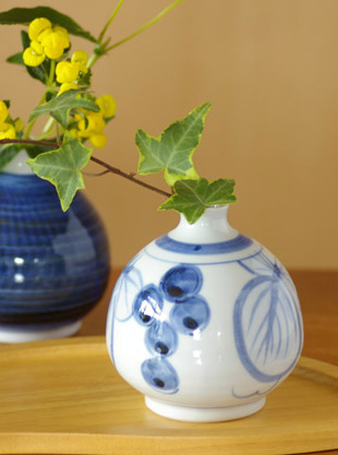 砥部焼・陶房遊　葡萄のぷっくり花器に花を活けて