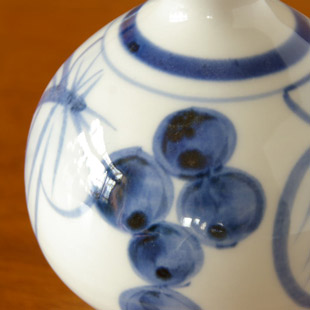 砥部焼・陶房遊　葡萄のぷっくり花器の絵付け