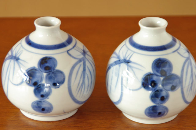 砥部焼・陶房遊　葡萄のぷっくり花器を比較して