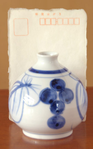 砥部焼・陶房遊　葡萄のぷっくり花器をはがきと比較して