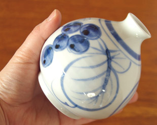 砥部焼・陶房遊　葡萄のぷっくり花器を手に持って