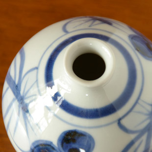 砥部焼・陶房遊　葡萄のぷっくり花器を上から見て