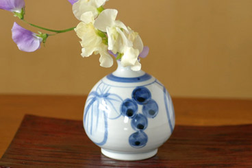 砥部焼　葡萄のぷっくり花器