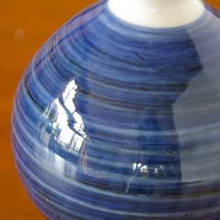 砥部焼・陶房遊　藍色のぷっくり花器の絵付け