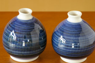 砥部焼・陶房遊　藍色のぷっくり花器を比較して