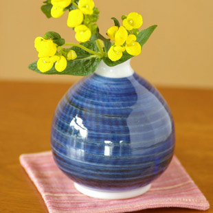 砥部焼・陶房遊　藍色のぷっくり花器に花を活けて