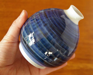 砥部焼・陶房遊　藍色のぷっくり花器を手に持って