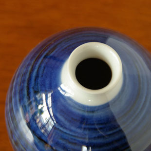 砥部焼・陶房遊　藍色のぷっくり花器を上から見て