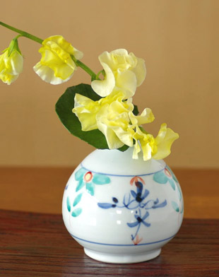 砥部焼・陶房遊　花ちらしのぷっくり花器に花を活けて