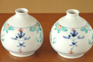 砥部焼・陶房遊　花ちらしのぷっくり花器を比較して