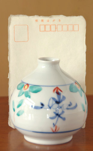 砥部焼・陶房遊　花ちらしのぷっくり花器をはがきと比較して