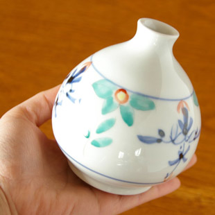 砥部焼・陶房遊　花ちらしのぷっくり花器を手に持って