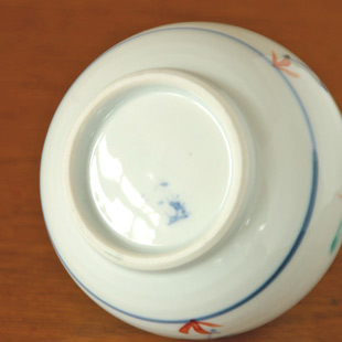 砥部焼・陶房遊　花ちらしのぷっくり花器の底面