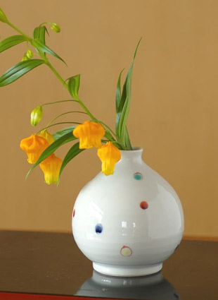 砥部焼・陶房遊　いろえ水玉のぷっくり花器に花を活けて