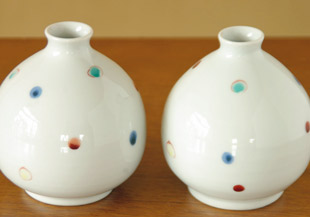 砥部焼・陶房遊　いろえ水玉のぷっくり花器の絵柄を比べて