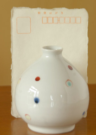 砥部焼・陶房遊　いろえ水玉のぷっくり花器をはがきと比較して
