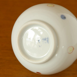 砥部焼・陶房遊　いろえ水玉のぷっくり花器の底面