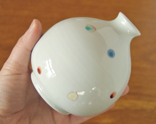 砥部焼・陶房遊　いろえ水玉のぷっくり花器を手に持って