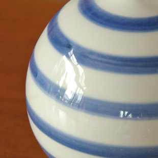 砥部焼・陶房遊　しましまのぷっくり花器の絵付け