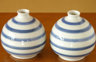 砥部焼・陶房遊　しましまのぷっくり花器を比較して