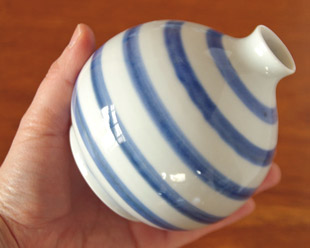 砥部焼・陶房遊　しましまのぷっくり花器を手に持って