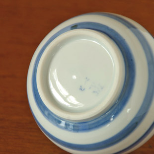 砥部焼・陶房遊　しましまのぷっくり花器の底面