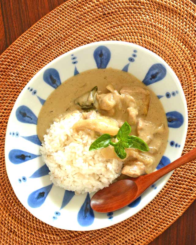 砥部焼　雨粒のカレー鉢にカレーを