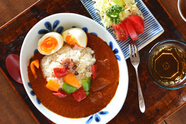 砥部焼・陶房遊　ブルーリーフのカレー鉢にカレーを