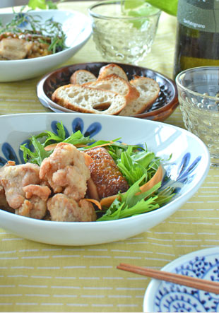 砥部焼・陶房遊　ブルーリーフのカレー鉢にからあげを