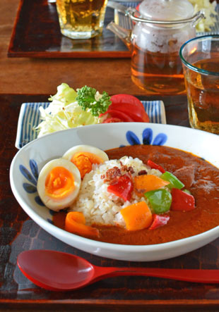 砥部焼・陶房遊　ブルーリーフのカレー鉢にカレーを