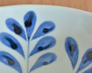 砥部焼・陶房遊　ブルーリーフのカレー鉢の絵付け