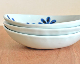 砥部焼・陶房遊　ブルーリーフのカレー鉢を重ねて