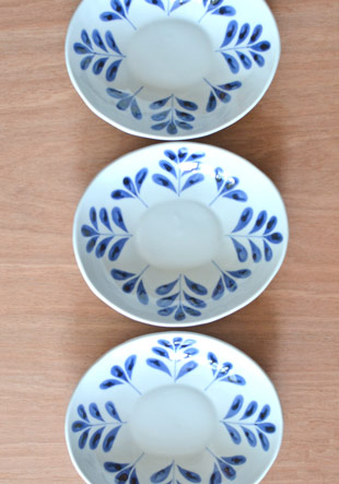 砥部焼・陶房遊　ブルーリーフのカレー鉢を並べて